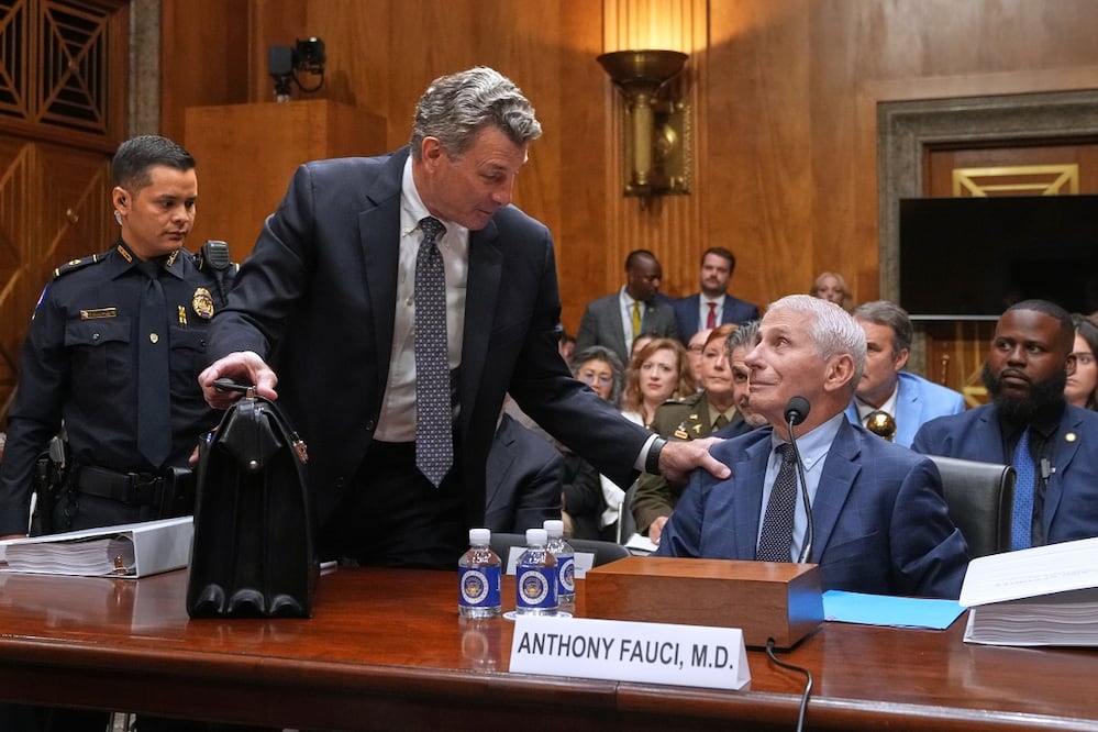 David Schertler, abogado del doctor Anthony Fauci (der.), es escoltado afuera del recinto donde el exasesor médico de la Casa Blanca comparecía ante el Comité de Asuntos Gubernamentales del Senado. FOTO: ALLISON ROBBERT. AP