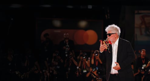 La muerte digna le da a Pedro Almodóvar el León de Oro