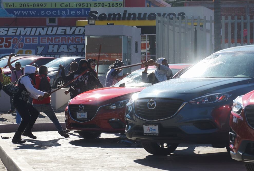 Un grupo de encapuchados vandalizó a su paso en la ciudad de Oaxaca durante la marcha conmemorativa del 2 de octubre. Foto: Edwin Hernández/EL UNIVERSAL