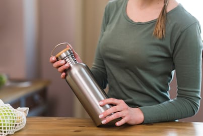 Cómo eliminar el mal olor de las botellas para beber agua
