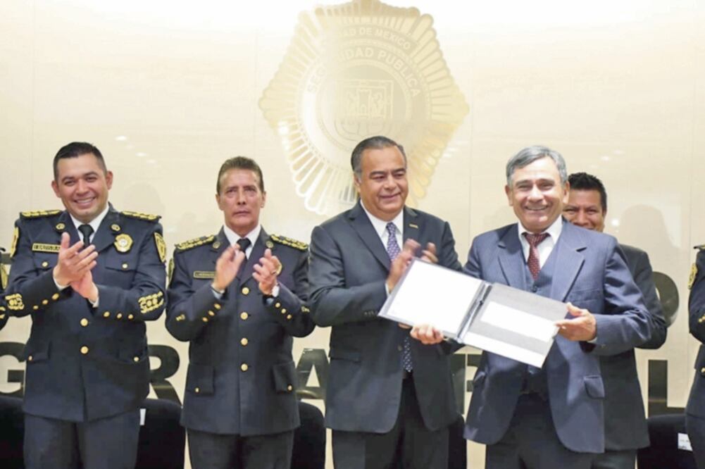 El secretario de Seguridad Pública, Raymundo Collins, agradeció su dedicación a un superintendente, dos primeros inspectores, tres segundos inspectores, cinco segundos subinspectores, 12 primeros oficiales y 132 policías segundos. Foto: SSPCDMX