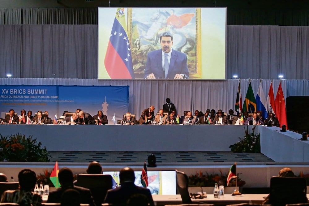 El presidente de Venezuela, Nicolás Maduro, al dar un discurso en una reunión durante la Cumbre de los BRICS, en el Centro de Convenciones Sandton en Johannesburgo, Sudáfrica, el 24 de agosto pasado. Foto: Kim Ludbrook | AFP