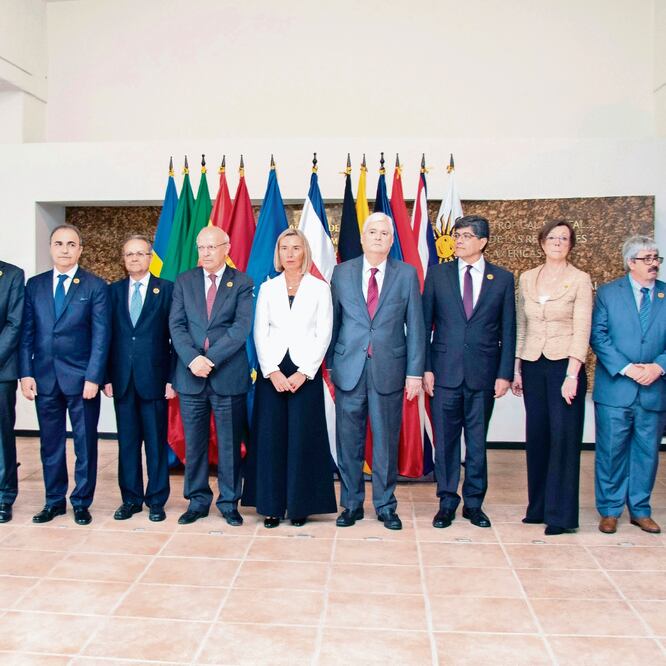 Federica Mogherini, Alta Representante de la UE (centro), junto con líderes de países europeos y latinoamericanos, en la reunión del Grupo Internacional de Contacto. ARNOLDO ROBERT. AFP