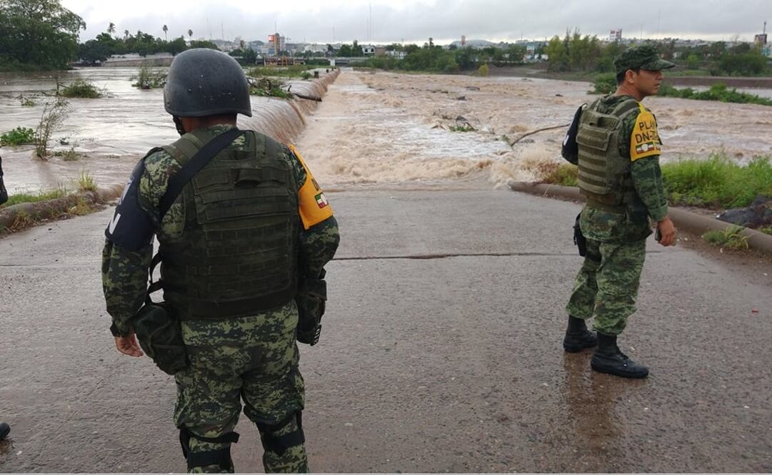 Elementos del Ejército mexicano inspeccionaron el día de ayer, las zonas afectadas por las constantes lluvias que la tormenta Ivo ha dejado en Sinaloa. Foto: EFE