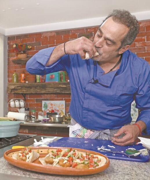 Omar Fierro mete su cuchara, tenedor y hasta cazuelas en YouTube