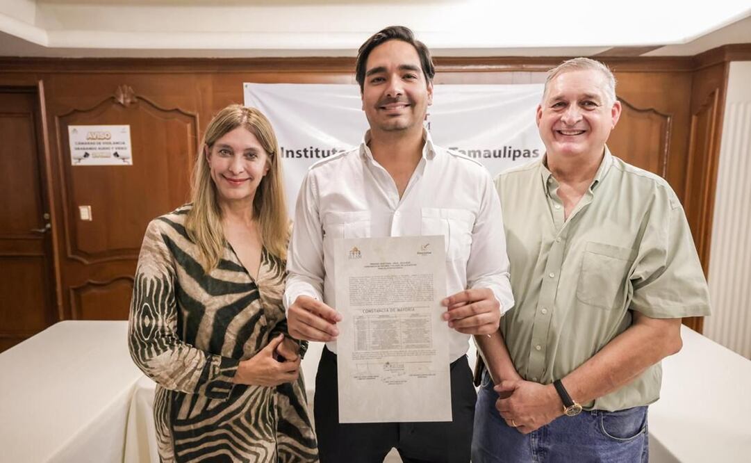 Carlos Peña Ortiz recibió la Constancia de Mayoría con la que el Instituto Electoral de Tamaulipas, reconoció su reelección como alcalde. Foto: especial