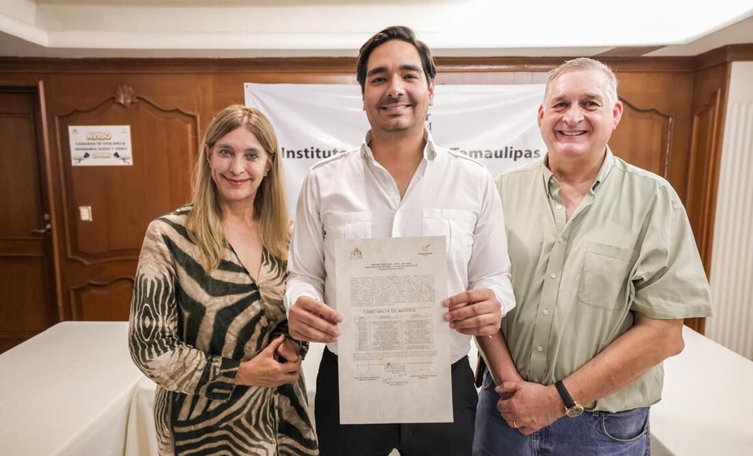 Carlos Peña Ortiz recibió la Constancia de Mayoría con la que el Instituto Electoral de Tamaulipas, reconoció su reelección como alcalde. Foto: especial