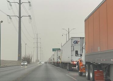 Continúan largas filas de vehículos de carga en Ciudad Juárez por actualización del sistema aduanal; tardan hasta 6 horas en cruzar