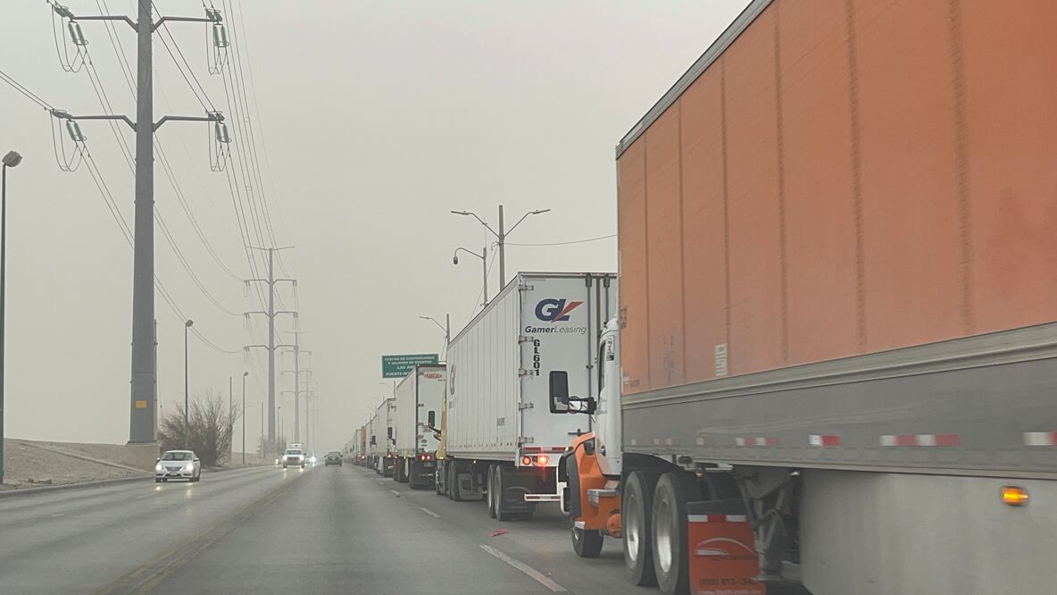 Continúan las largas filas de vehículos de carga en Ciudad Juárez, Chihuahua, debido a una actualización del sistema aduanal. (Foto: Paola Gamboa)