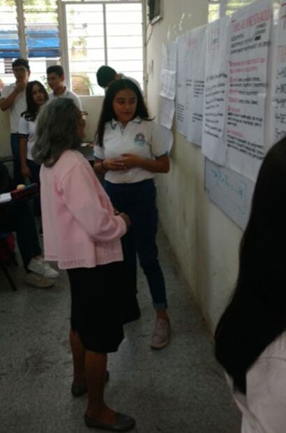 Lupita asiste a su primer día de preparatoria a los 95 años