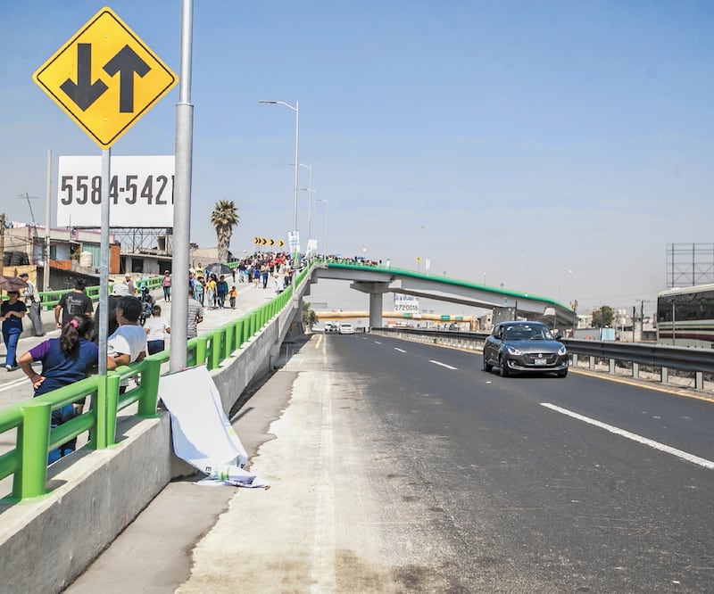 El puente vehicular Emiliano Zapata tiene 350 metros de largo y una superficie de más de 2 mil metros cuadrados. El día de ayer, algunos vecinos de la zona pudieron caminar por la estructura para conocerla. Foto: GERMÁN ESPINOSA. EL UNIVERSAL