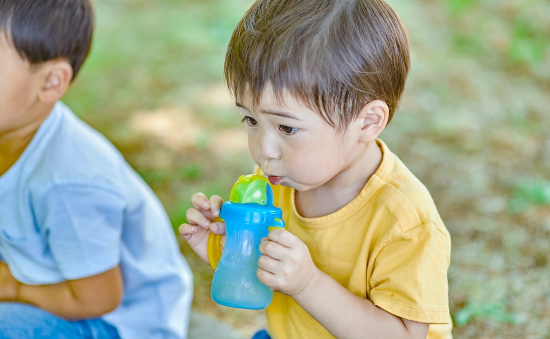 Conoce estas recomendaciones de la UNICEF para proteger a bebés, niñas y niños durante una ola de calor. Foto: Canva