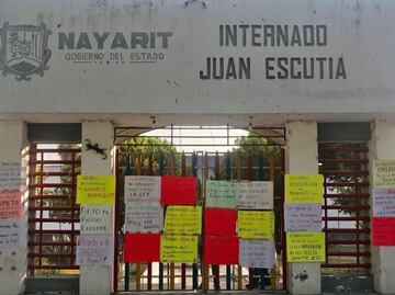 Con paro, servidores públicos protestan por nueva ley laboral en Nayarit