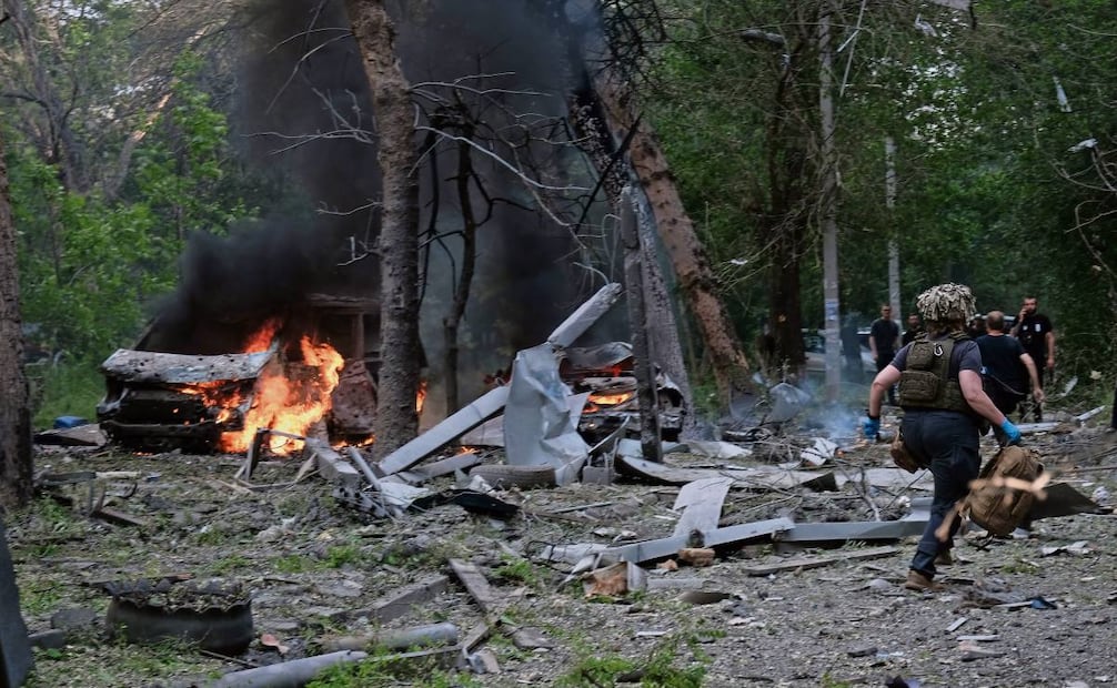 Vehículos incendiados tras un ataque aéreo ruso contra una zona residencial en Kramatorsk, región de Donetsk, al
este de Ucrania, el 25 de mayo pasado. Foto: Maria Senovilla / EFE