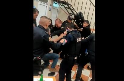 Video. Policías y civiles se trenzan a golpes dentro de una taquería en la GAM