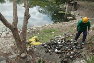 Encuentran en cenote de Yucatán cerca de 95 medidores de luz de más de 30 años