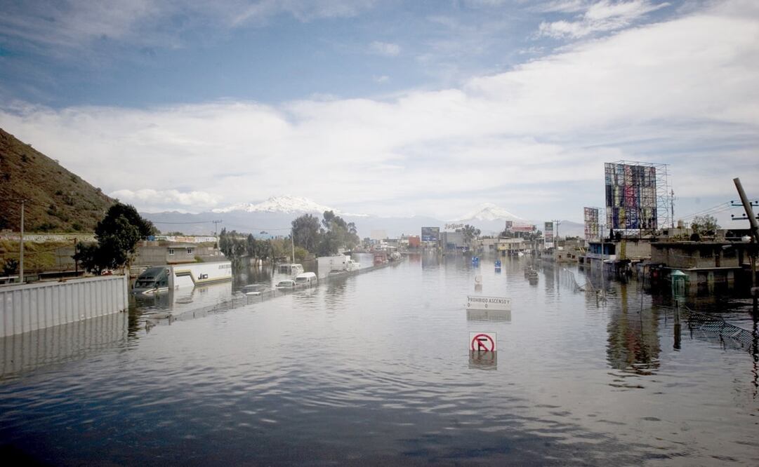 Autopista México-Puebla, en Valle de Chalco, luego de las inundaciones del 2010. Foto: Fernando Ramírez/EL UNIVERSAL.