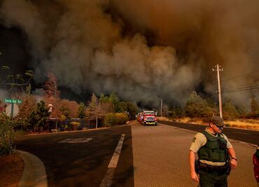 Evacuan a 20 mil personas por incendio que crece rápidamente en California