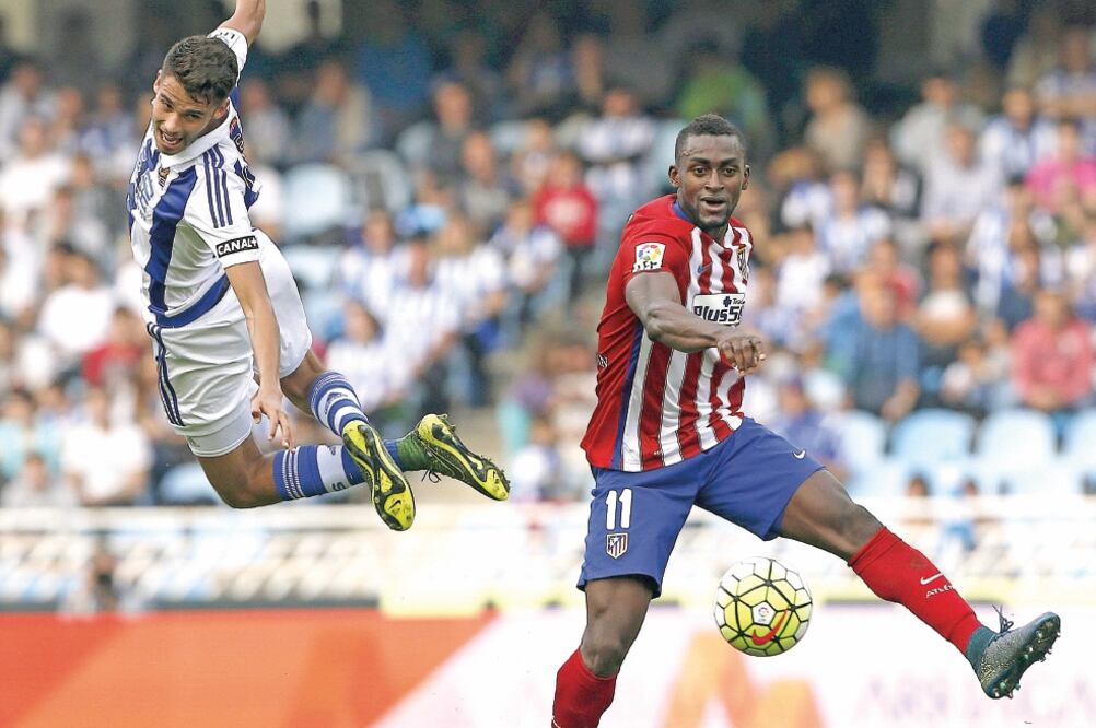 Diego Reyes voló, sin éxito, para contener el avance de Jackson Martínez (JAVIER ETXEZARRETA. EFE)