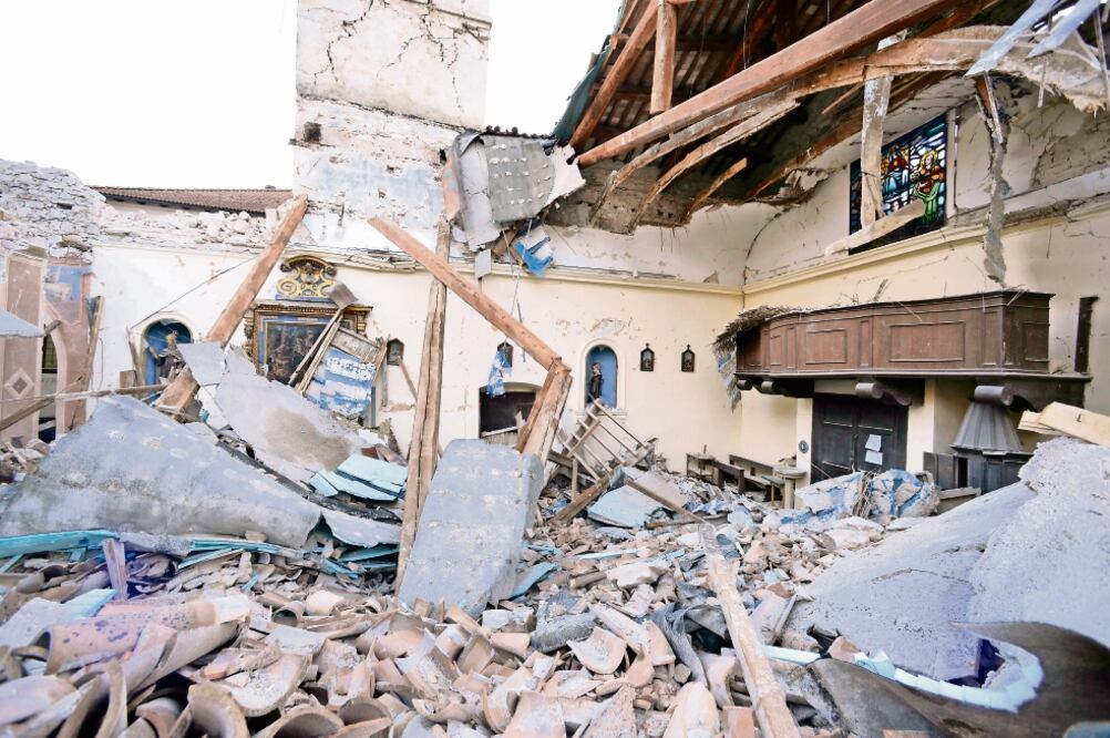 Una iglesia quedó totalmente destruida por los sismos registrados el miércoles en la localidad de Visso, en el centro de Italia. Esta población fue una de las más afectadas (SANDRO PEROZZI. AP)