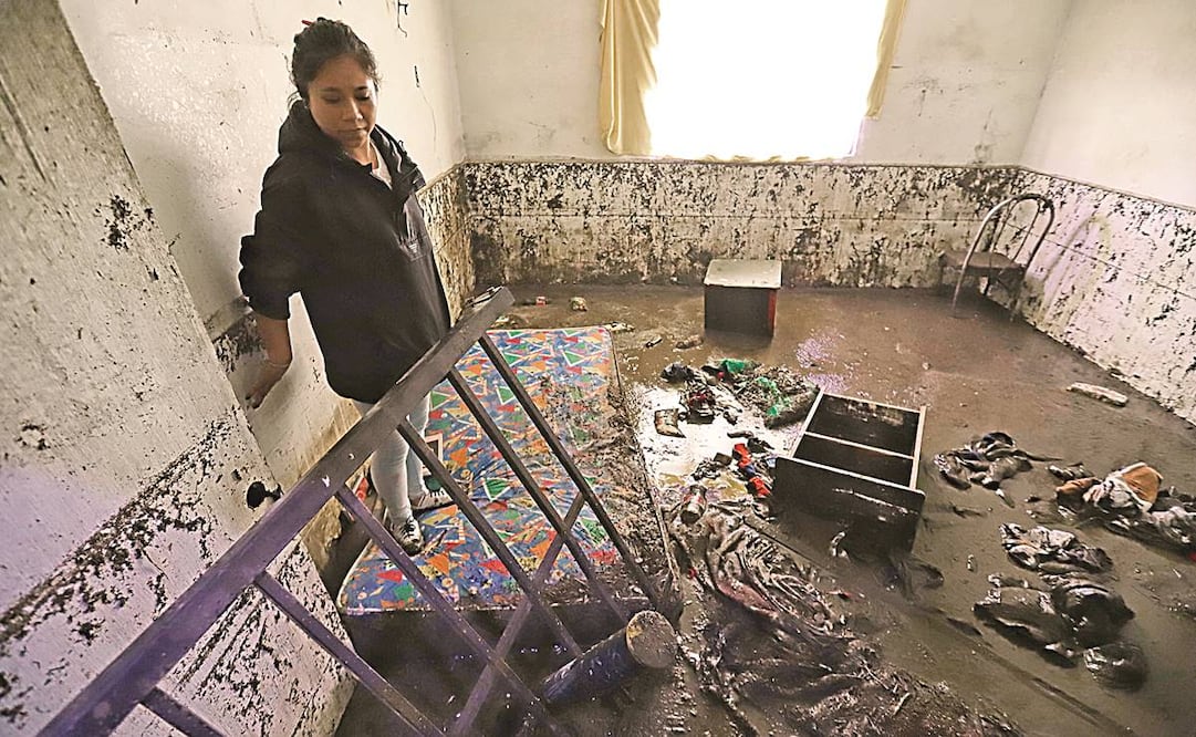 Habitantes de San Andrés Totoltepec, en Tlalpan, y San Mateo Xalpa, en Xochimilco, tratan de rescatar algunas pertenencias luego de las inundaciones provocadas por la lluvia del lunes. Foto: Fernanda Rojas/ EL UNIVERSAL.