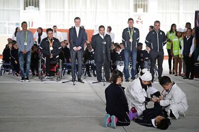 Atletas olímpicos piden a estudiantes luchar por sueños 