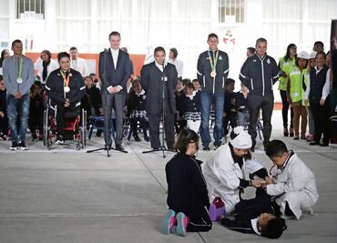 Atletas olímpicos piden a estudiantes luchar por sueños