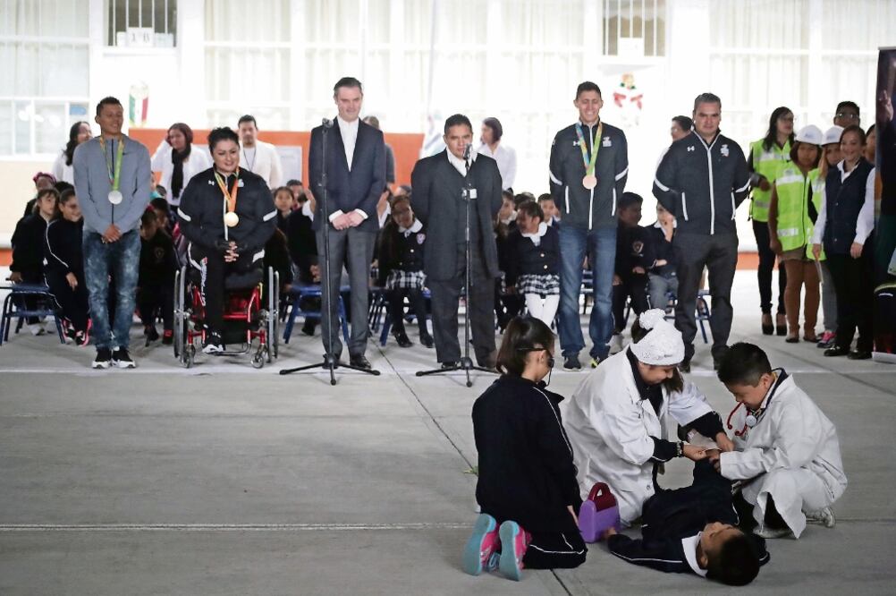 Germán Sánchez, medallista de plata en clavados en las Olimpiadas de Río 2016, muestra su presea a los alumnos de la primaria Modelo, en una visita que hicieron algunos atletas con el titular de la SEP, Aurelio Nuño (ALEJANDRA LEYVA. EL UNIVERSAL)