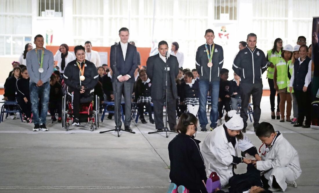 Germán Sánchez, medallista de plata en clavados en las Olimpiadas de Río 2016, muestra su presea a los alumnos de la primaria Modelo, en una visita que hicieron algunos atletas con el titular de la SEP, Aurelio Nuño (ALEJANDRA LEYVA. EL UNIVERSAL)