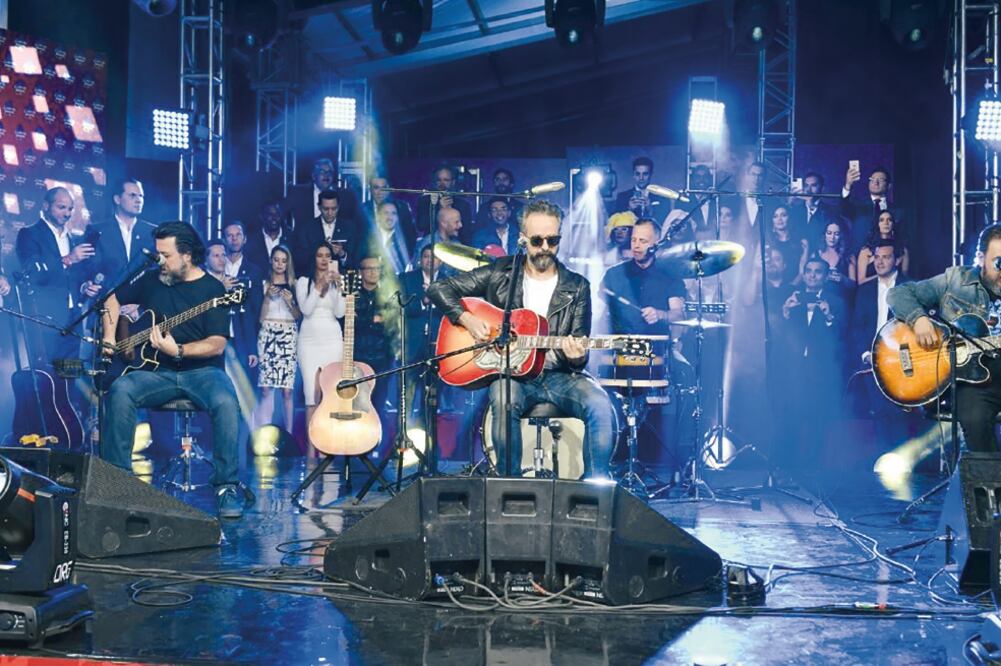 Con una gran fiesta fue recibido el “objeto del deseo” en el futbol. Foto: TV AZTECA Y ESPECIAL