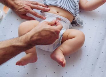 Detienen a su agresor tras pedir auxilio con un escrito envuelto... ¡en un pañal!