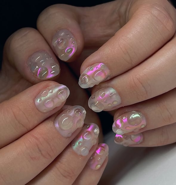 Uñas almendra holográficas con gotas 3D de distintos tamaños. Foto: Instagram @1.800.nailme