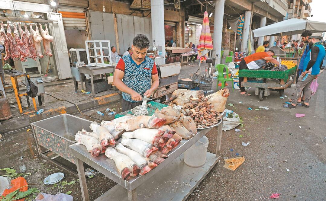 Iraquíes en un tianguis de alimentos en Bagdad. Foto: AHMAD AL-RUBAYE. AFP