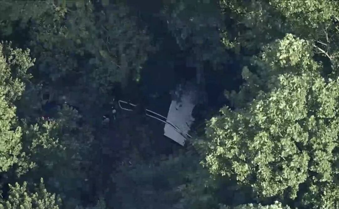 Imagen tomada de video difundido por WPVI-TV/6ABC que muestra a la avioneta que se estrelló en el aeropuerto Cross Keys en el condado Gloucester de Nueva Jersey el 2 de julio del 2025. Foto: AP