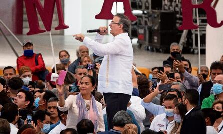 Al grito de "¡Marcelo, Presidente!", simpatizantes reciben a Ebrard en el WTC