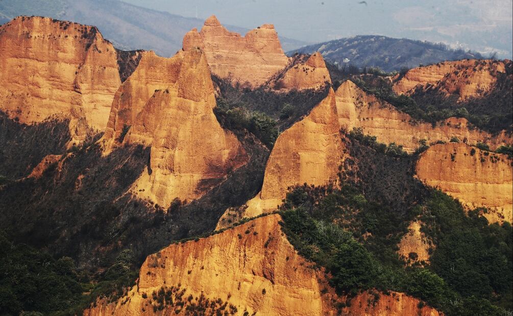 Imagen de un paraje quemado desde del Mirador de Orellán, una de las infraestructuras afectadas por los incendios en Las Médulas, Orellán y Carucedo, el miércoles 13 de agosto de 2025. Foto: EFE