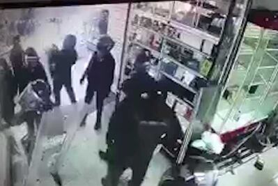 Investigan a policías por robo en Plaza Meave