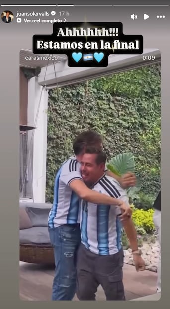 Yordi Rosado y Juan Soler se abrazan tras la victoria de Argentina vs Inglaterra.