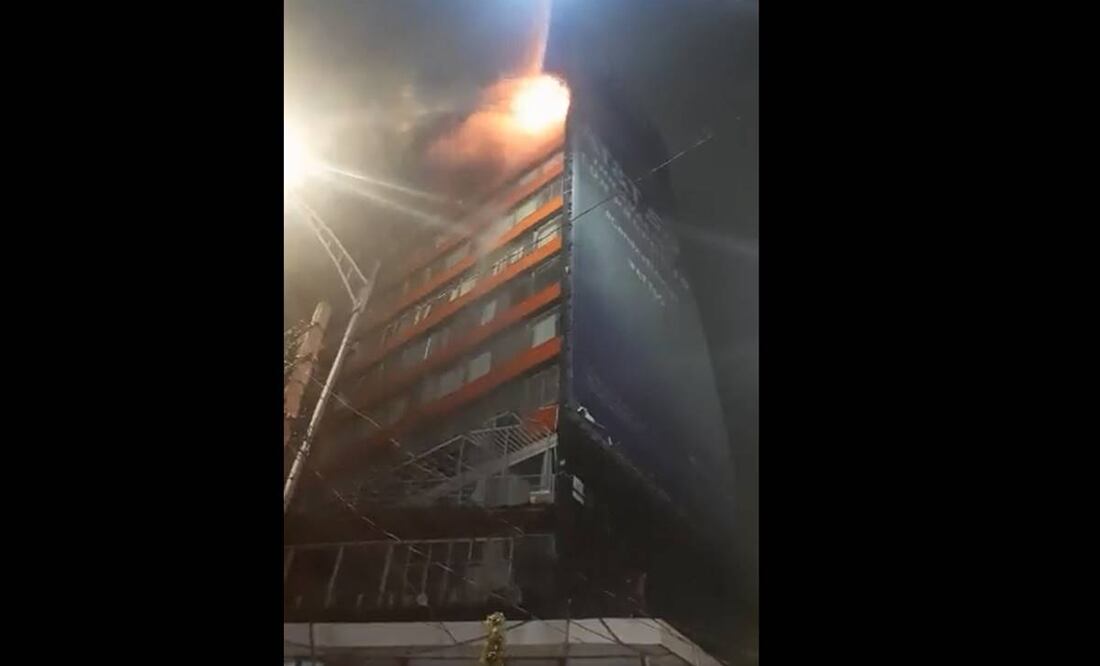 Incendio en emblemático hotel Cánada de Insurgentes 300. Foto: Captura de pantalla de @BomberosCDMX