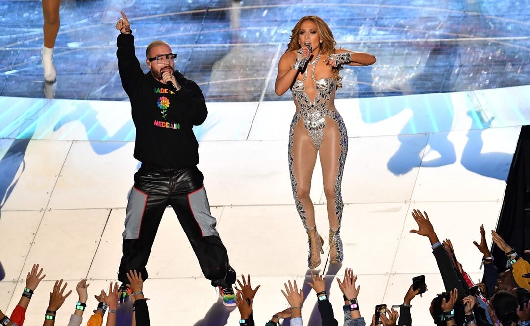 J Balvin y Jennifer Lopez durante el show. Foto: AFP