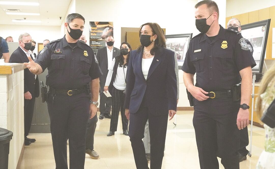 La vicepresidenta Kamala Harris visita el puerto de entrada de Paso del Norte, en El Paso, Texas. Foto: Jacquelyn Martin. AP