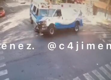 A toda velocidad; video del momento exacto del choque de ambulancias en la Roma