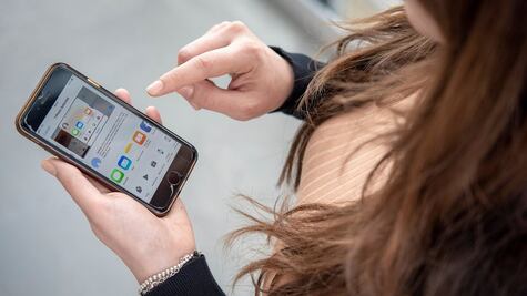 Cyberflashing: "De repente apareció en la pantalla de mi celular la imagen de un pene y me sentí humillada"