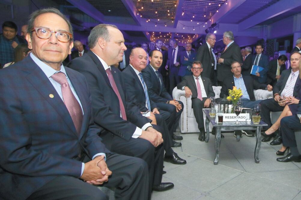Carlos Salazar, del CCE, y Gustavo de Hoyos, presidente nacional de la Coparmex, entre otros, durante el festejo del sindicato patronal. Foto/CARLOS MEJÍA. EL UNIVERSAL