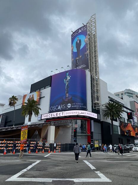 En la imagen, se observa la concurrida calle de Hollywood en su intersección con Highland. A pesar del clima nublado, la alfombra roja está cubierta por un techo, preparada para cualquier eventualidad de lluvia que pueda ocurrir desde hoy hasta el domingo. Foto: Mario P. Székely/EL UNIVERSAL.