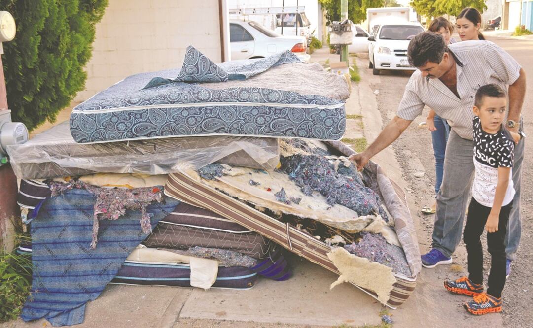 En Culiacán, los damnificados que recibieron los colchones los sacaron a las calles y los desmantelaron. Exigieron vales para hacer la compra directa. Foto: JUAN CARLOS CRUZ. CUARTOSCURO