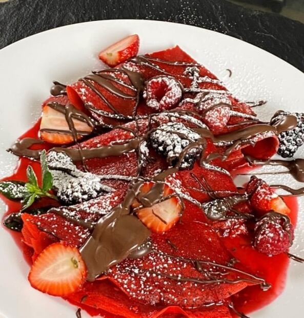 Aprende a preparar románticas crepas red velvet