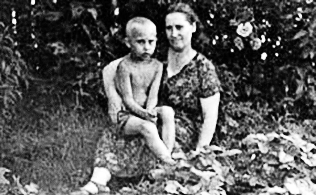 1. Putin con su madre: Kremlin, <www.putin.kremlin.ru>. 2015, Steven Lee Myers. 2018, Ediciones Culturales Paidós, S.A. de C.V.