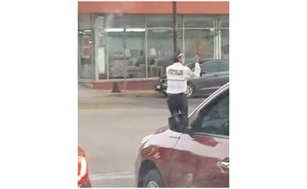 Joven bailarín es captado fingiendo ser un agente de tránsito
