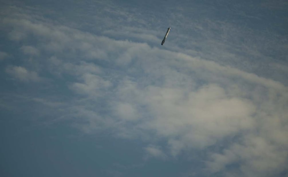 Se observa un propulsor lateral del Falcon Heavy de SpaceX acercándose a la zona de aterrizaje LZ-40 tras el lanzamiento del Telescopio Espacial Nancy Grace Roman de la NASA desde el Centro Espacial Kennedy en Cabo Cañaveral, Florida, el domingo 30 de agosto de 2026. Foto: AP